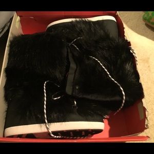 Authentic Hunter Furry Boots (Fit Snug)